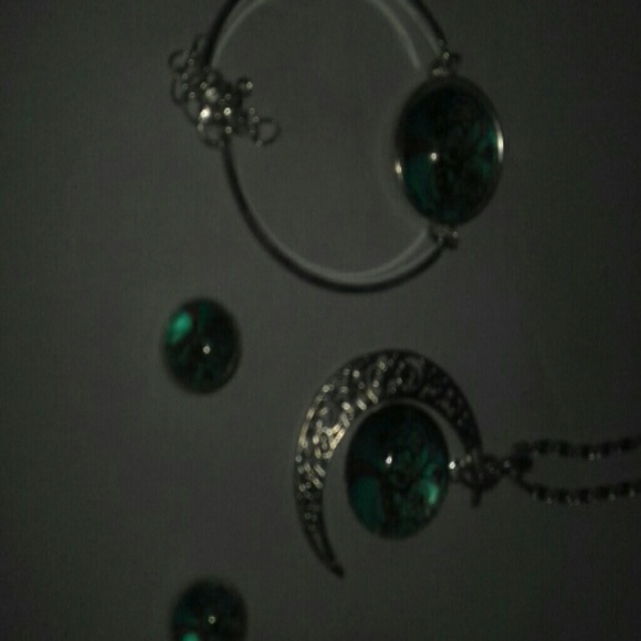 Jewelry - Picture 1 of 4